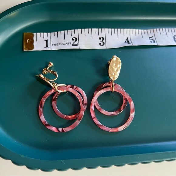 Vince Camuto Pink Tortoise Shell Acrylic Hammered Metal Double Hoop Earrings - Picture 4 of 5